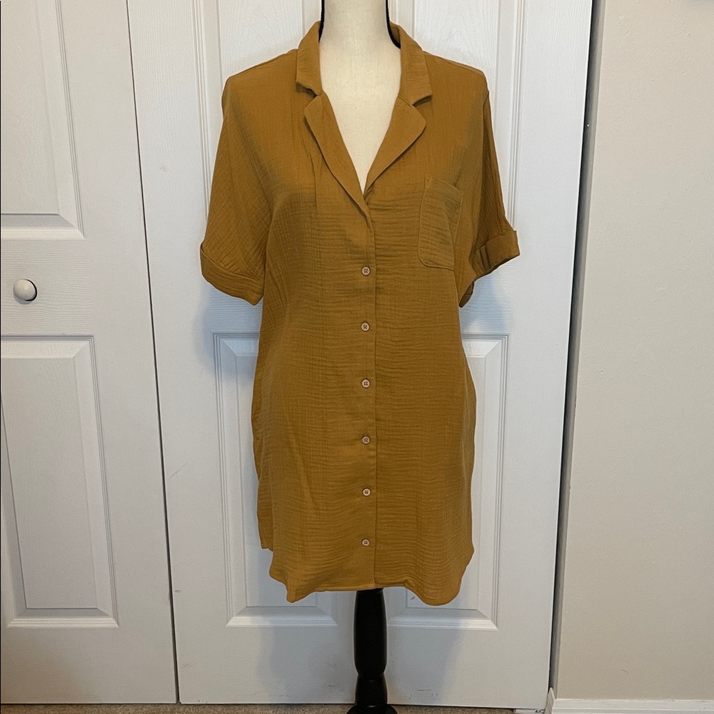 NWT VERY J MUSTARD BUTTON-UP WOMEN'S SHORT SLEEVE DRESS. SIZE MEDIUM.